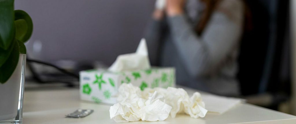 Erkältung und Taschentücher im Büro