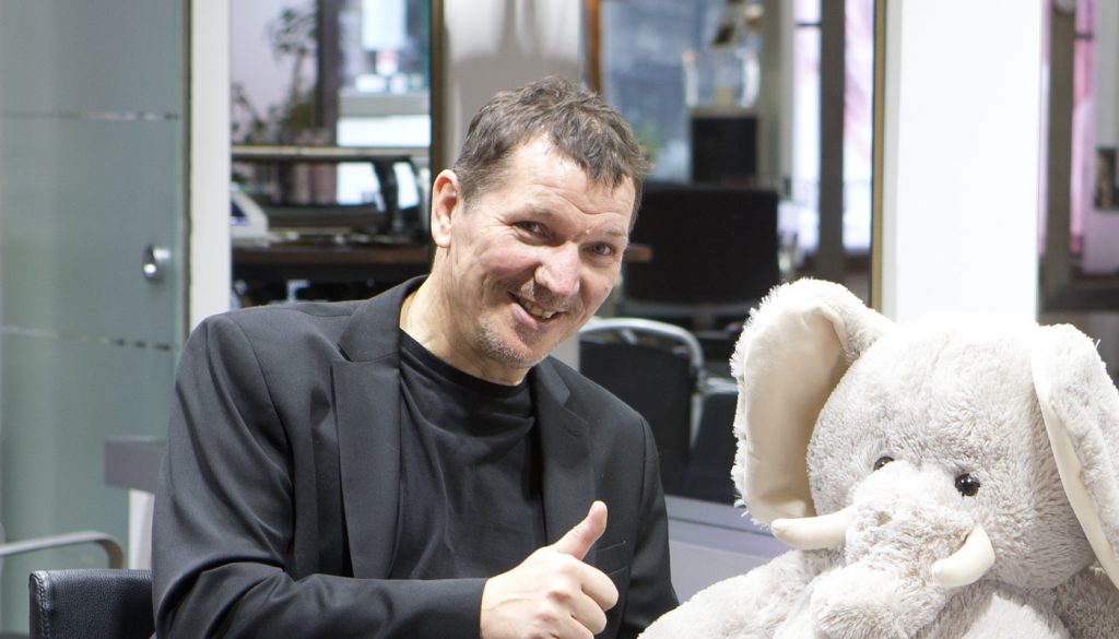 Friseursalonbesitzer Werner Rothen mit Babyelefant